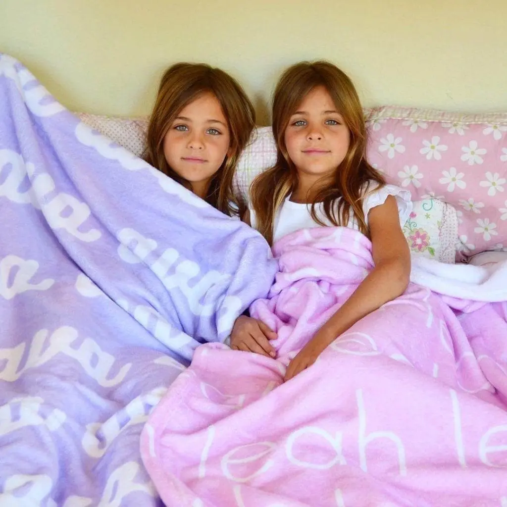 bliźniaczki w łóżku