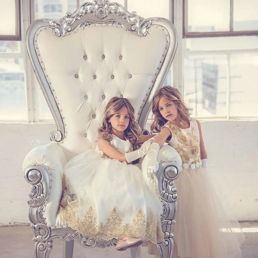 piękne bliźniaczki na fotelu