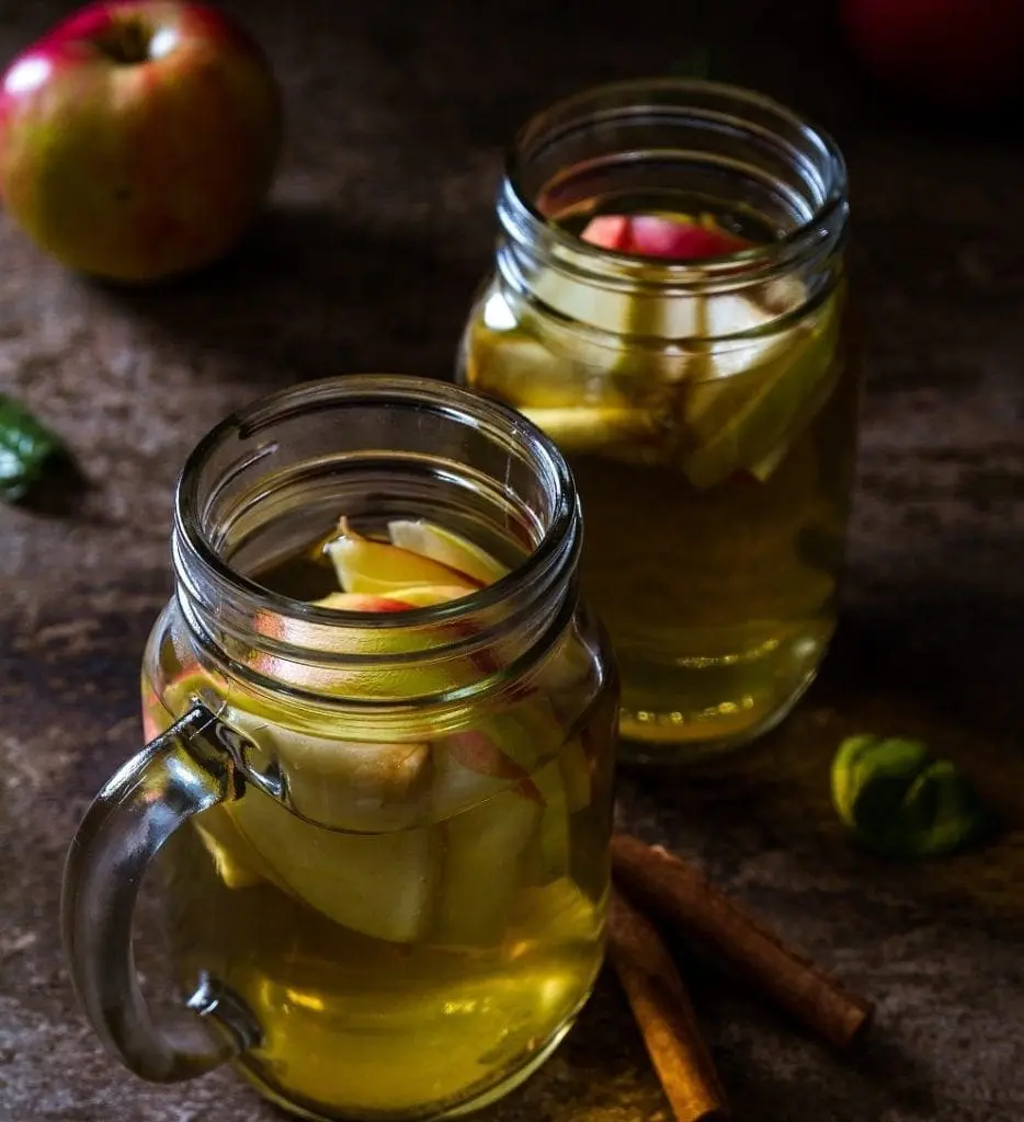 ocet jablkowy w szklance