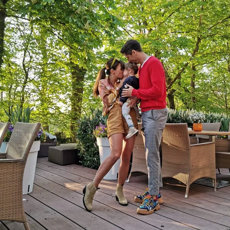 Robert Lewandowski w domu z klarą