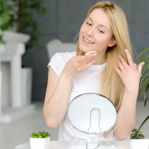 młoda kobieta przegląda się w lusterku