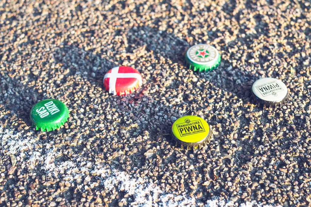 kapsle od piwa w różnych kolorach