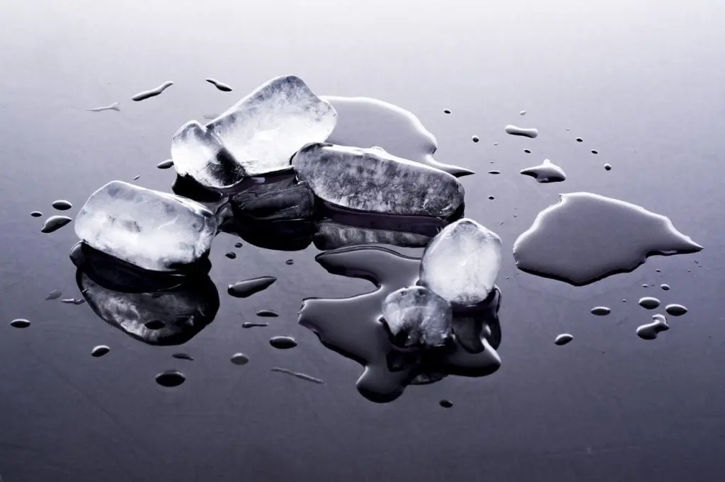 Niesamowite triki domowe, które ułatwią Ci życie kostki lodu