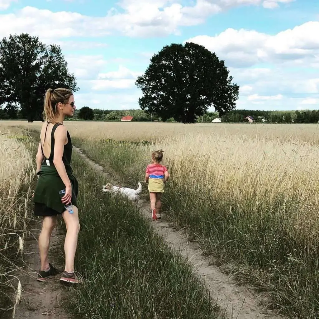 Natalia Lesz na spacerze z córką