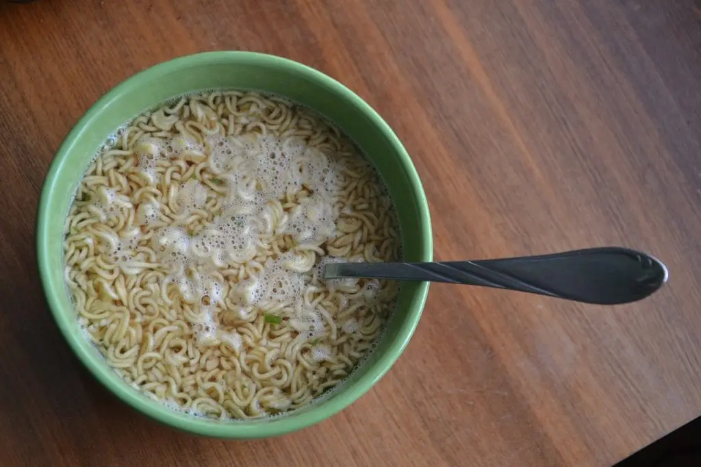 zupa z makaronem w misce