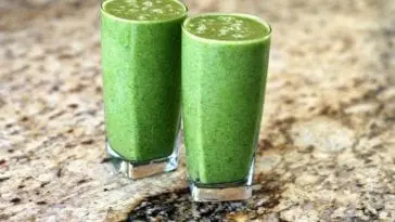 Zdrowe smoothie ze szpinakiem w dwóch szklankach
