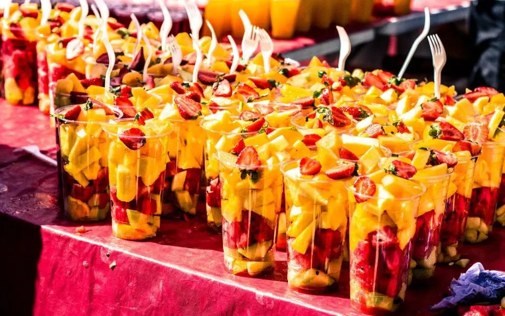 pokrojone owoce w szklance