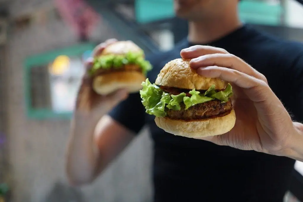 Zdrowe wersje dań typu fast food burger z mięsem i sałatą