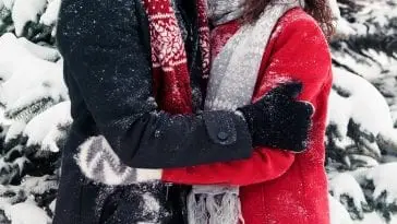 Zakochana para w płatkach śniegu.