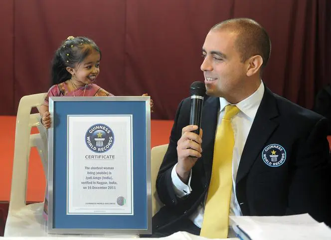 Jyoti Amge podczas odbierania certyfikatu, potwierdzającego wpis do Księgi Rekordów Guinnessa. 