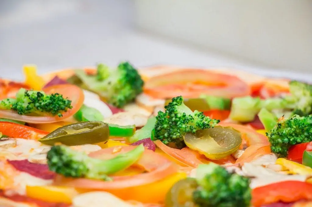 Lekki obiad bez smażenia: 10 pomysłów z kcal i białkiem