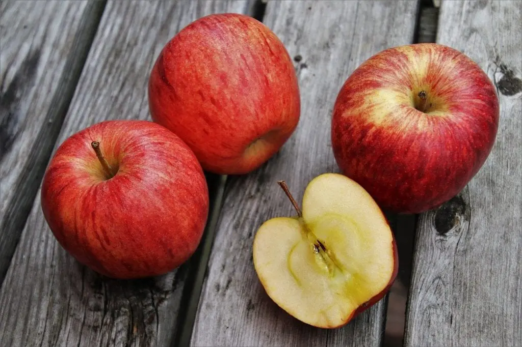 Najzdrowsze owoce świata ich zdrowotne właściwości czerwone jabłka przekrojone na pół