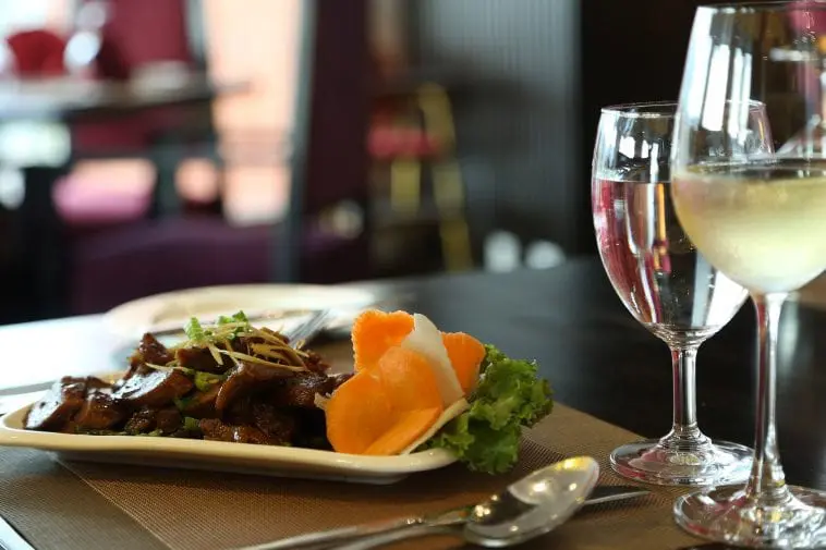 Jak nakrywać do stołu - odsłaniamy tajniki dzięki którym stół będzie wyglądał, jak w restauracji Nakryty stół.