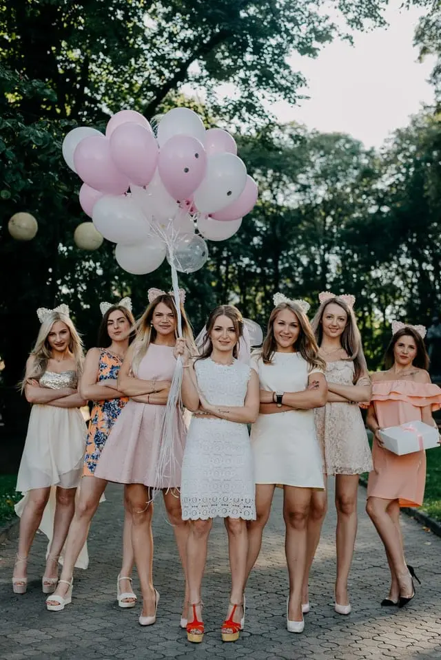 Etykieta ubioru, czyli czego nie wypada mieć na sobie w różne dni Kobiety zaproszone na ślub w sukienkach.