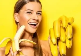 Weź skórkę od banana i potrzyj nią o zęby: zobacz co się stanie