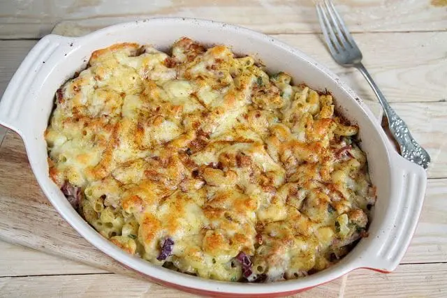 Zapiekanka z tuńczykiem w naczyniu żaroodpornym. 