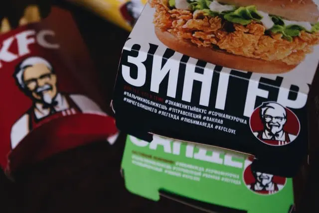 Zestaw jedzenia z restauracji KFC.