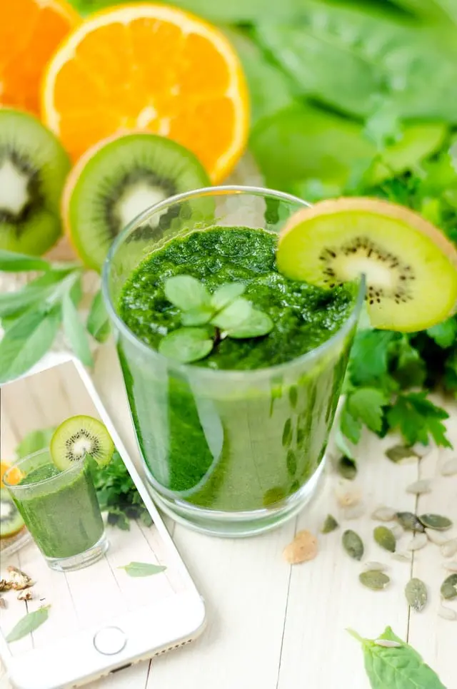 Dlaczego warto jeść brokuły? 12 niesamowitych właściwości brokułów Zielone smoothie w szklance.