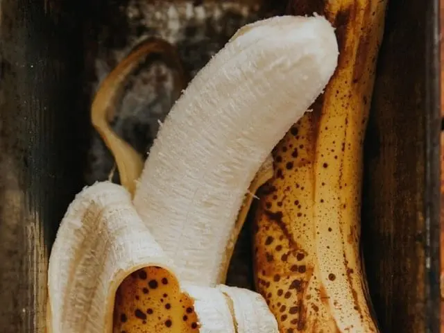 Weź skórkę od banana i potrzyj nią o zęby - zobacz co się stanie Mocno dojrzałe banany. Jeden z nich jest w połowie obrany.
