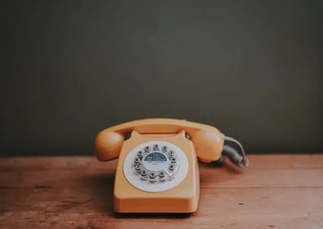 Włamywacze zaklejają zamek taśmą - zobacz dlaczego Pomarańczowy telefon stacjonarny.