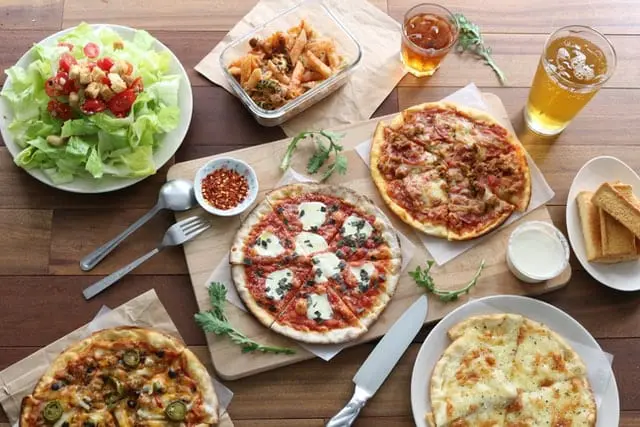 Nigdy nie jedz tego na noc - 6 potraw, których należy unikać jak ognia Fast foody na talerzu.