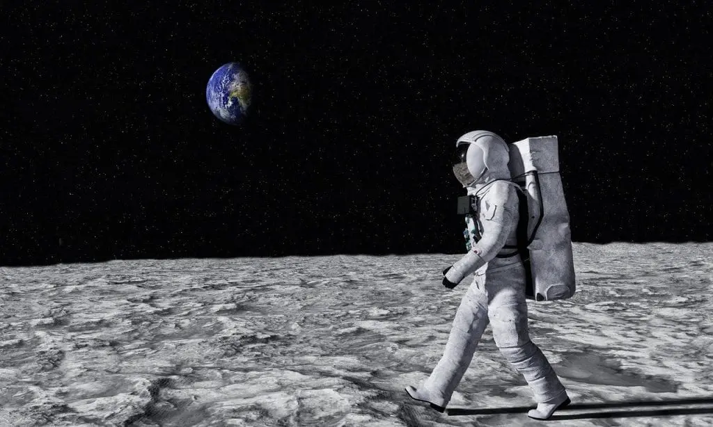 Top 10 ciekawostki o kosmosie - o ilu z nich wiedziałeś Astronauta, spacerujący po Księżycu.