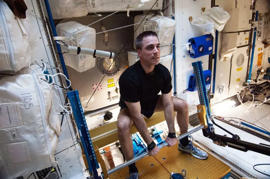 Top 10 ciekawostki o kosmosie - o ilu z nich wiedziałeś Astronauta, ćwiczący w kosmosie.