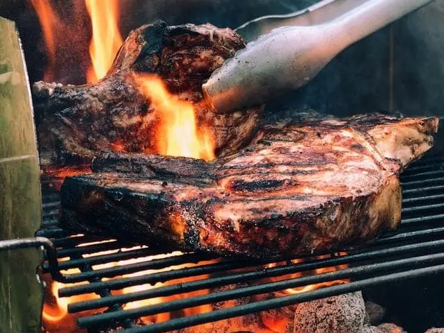 Świąteczne tradycje z różnych zakątków świata - poznaj je bliżej Grillowane steki na grillu.
