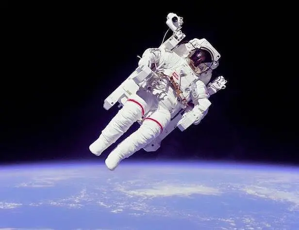 Top 10 ciekawostki o kosmosie - o ilu z nich wiedziałeś Astronauta w przestrzeni kosmicznej.