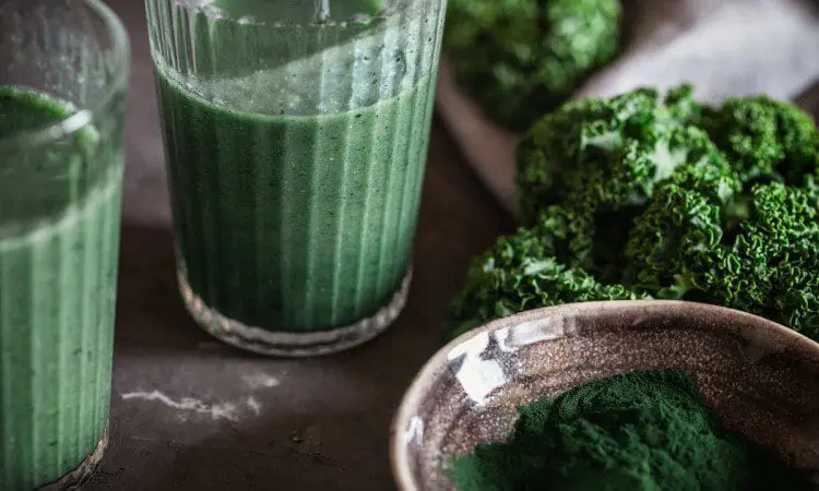 Spirulina, 5 powodów dla których musisz zacząć ją spożywać Algi morskie w szklance oraz w proszku.