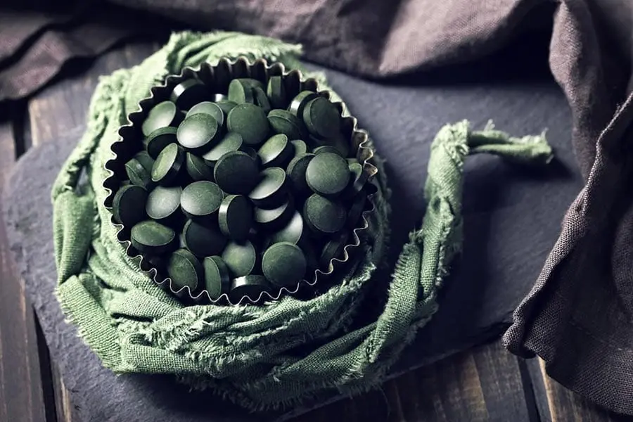 Spirulina, 5 powodów dla których musisz zacząć ją spożywać Sproszkowane algi w postaci kapsułek.