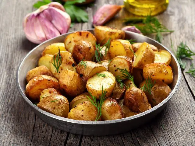 Pieczone ziemniaki w okrągłym naczyniu. 