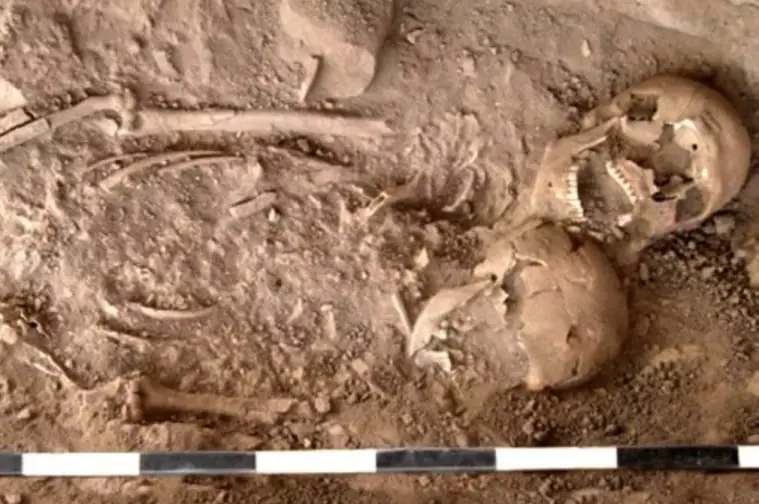 Romeo i Julia sprzed 3000 lat. Odkryto grobowiec tajemniczej pary Szczątki, pochowane w ziemi.