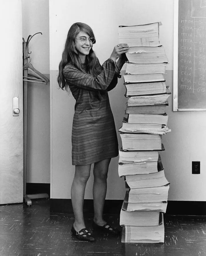 Jej kod zabrał człowieka na księżyc. Ta kobieta pracowała razem ze swoją 4 letnią córką Margaret Hamilton i jej oprogramowanie.