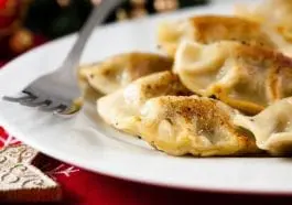 Pierogi z kapustą i grzybami: przepis na wigilijne pierogi krok po kroku