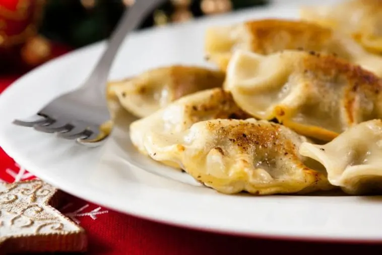 Przepis na najlepsze pierogi z kapustą i grzybami, jakie jadłeś Pierogi na talerzu.