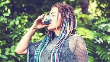 Ayahuasca pita przez kobietę.