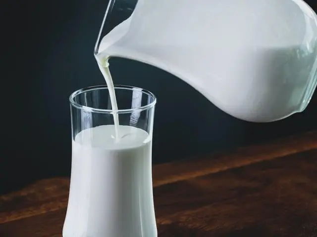 Dlaczego mleko kipi? Jak tego uniknąć Nalewanie mleka do szklanki.