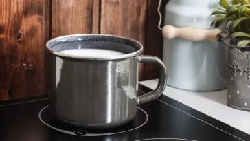Dlaczego mleko kipi? Jak tego uniknąć Gotowanie mleka.