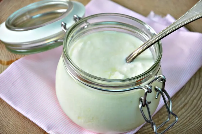 Jesz za dużo jajek? Zobacz czym możesz je zastąpić! Jogurt naturalny w szklanym słoju.