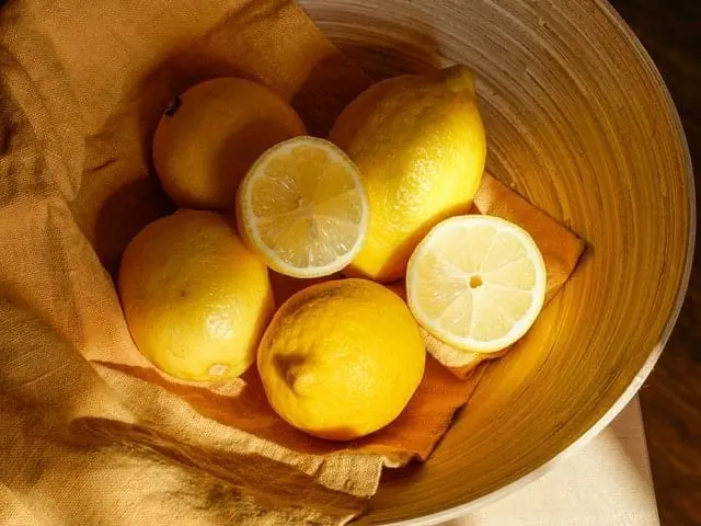 Niesamowite właściwości skórki cytryny. Nigdy jej nie wyrzucaj Kilka cytryn w drewnianej misie.