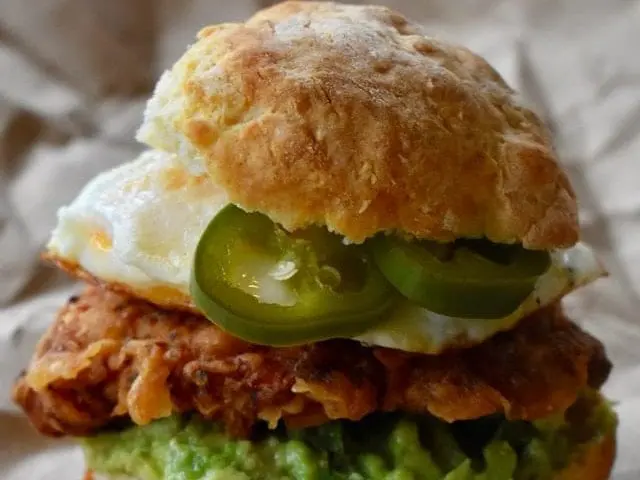 Burger z jalapeno.