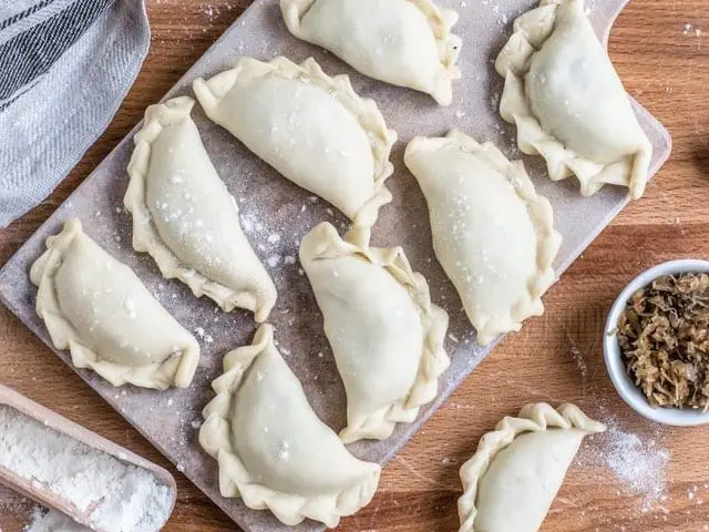 Przepis na najlepsze pierogi z kapustą i grzybami, jakie jadłeś Ciasto na pierogi.