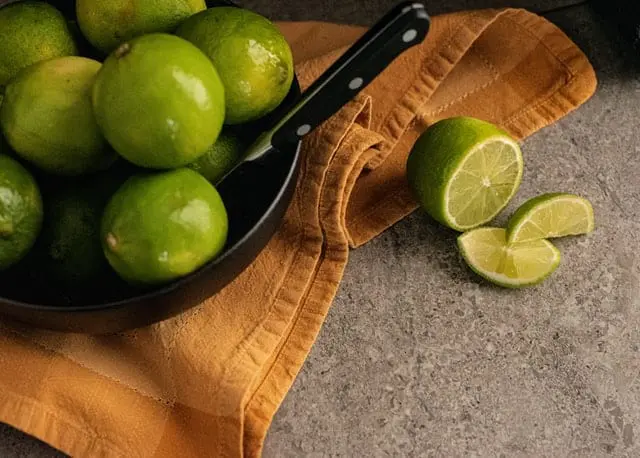 Limonki w czarnej misie. 