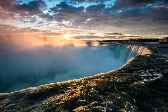 Ciekawostki geograficzne - czy istnieje Państwo we wnętrzu innego Państwa? Wodospad Niagara.