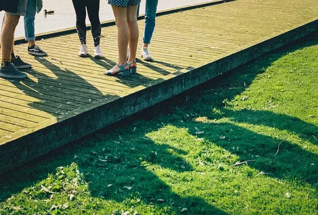 Czy seks oralny zwiększa ryzyko zachorowania na raka? Znaczenie ma liczba partnerów i wiek Młodzi ludzie stojący na podeście.