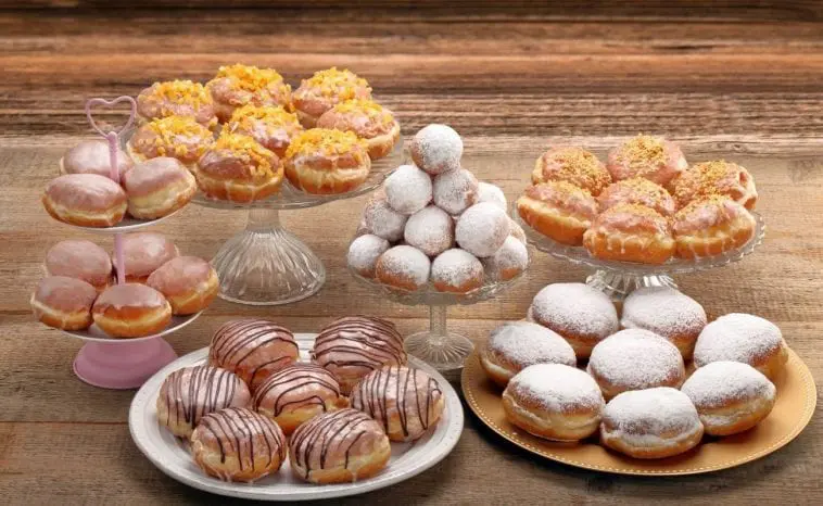 Pączki na różnych paterach.
