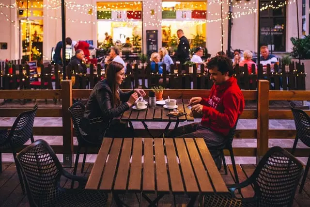 Pierwsze randki - co wypada, a czego lepiej unikać Idealne miejsce na pierwsze randki - restauracja.