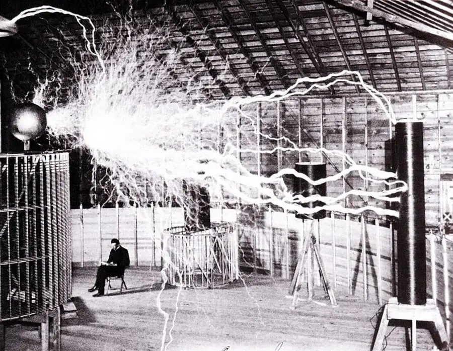 Kim był Nikola Tesla? Niesamowity geniusz czy wariat Nikola Tesla podczas pracy.