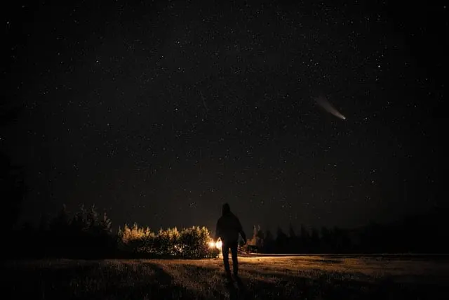 To wydarzy się już w marcu! Potężna Asteroida okrzyknięta przez NASA jako "potencjalnie niebezpieczną" dla Ziemi Mężczyzna, obserwujący niebo.
